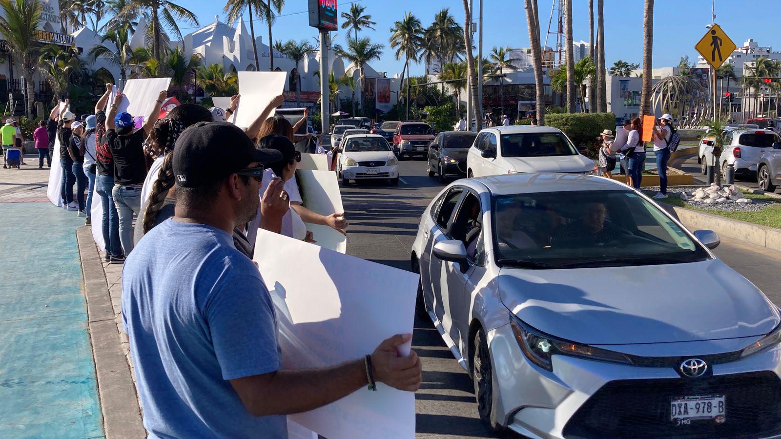 $!Familiares de desaparecidos claman justicia por el malecón de Mazatlán