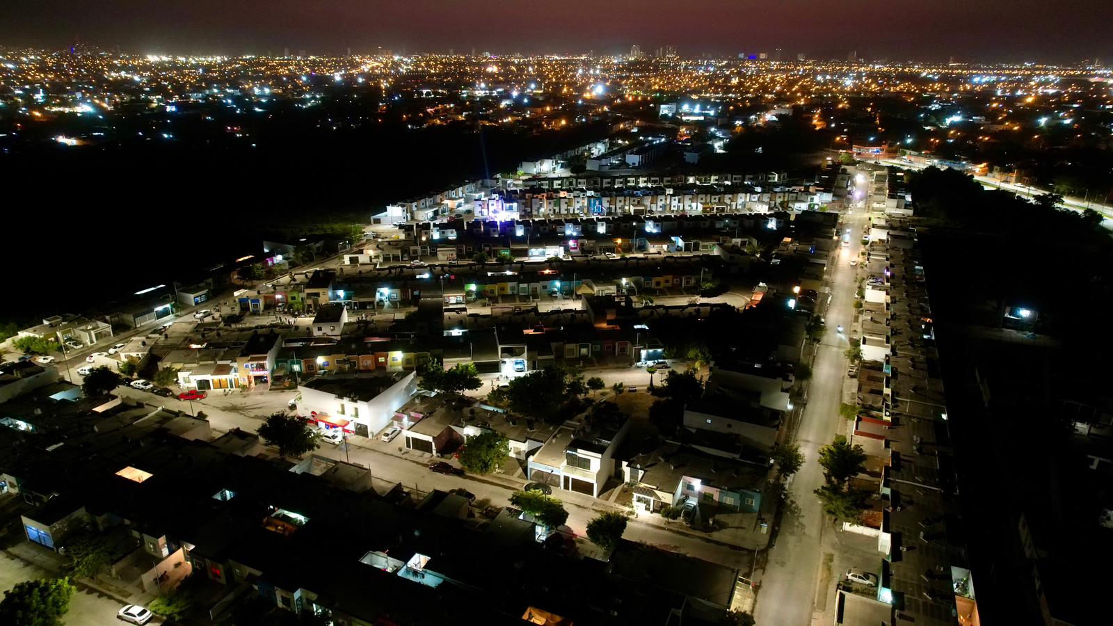 $!Iluminan con lámparas LED Jardines de la Riviera en Mazatlán