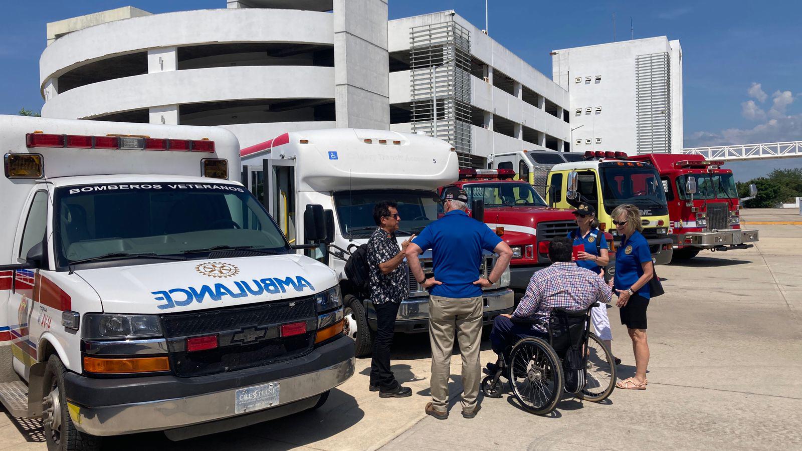 $!Bomberos Veteranos de Mazatlán reciben de manera simbólico donativo de camiones por parte de Rotarios de Canadá