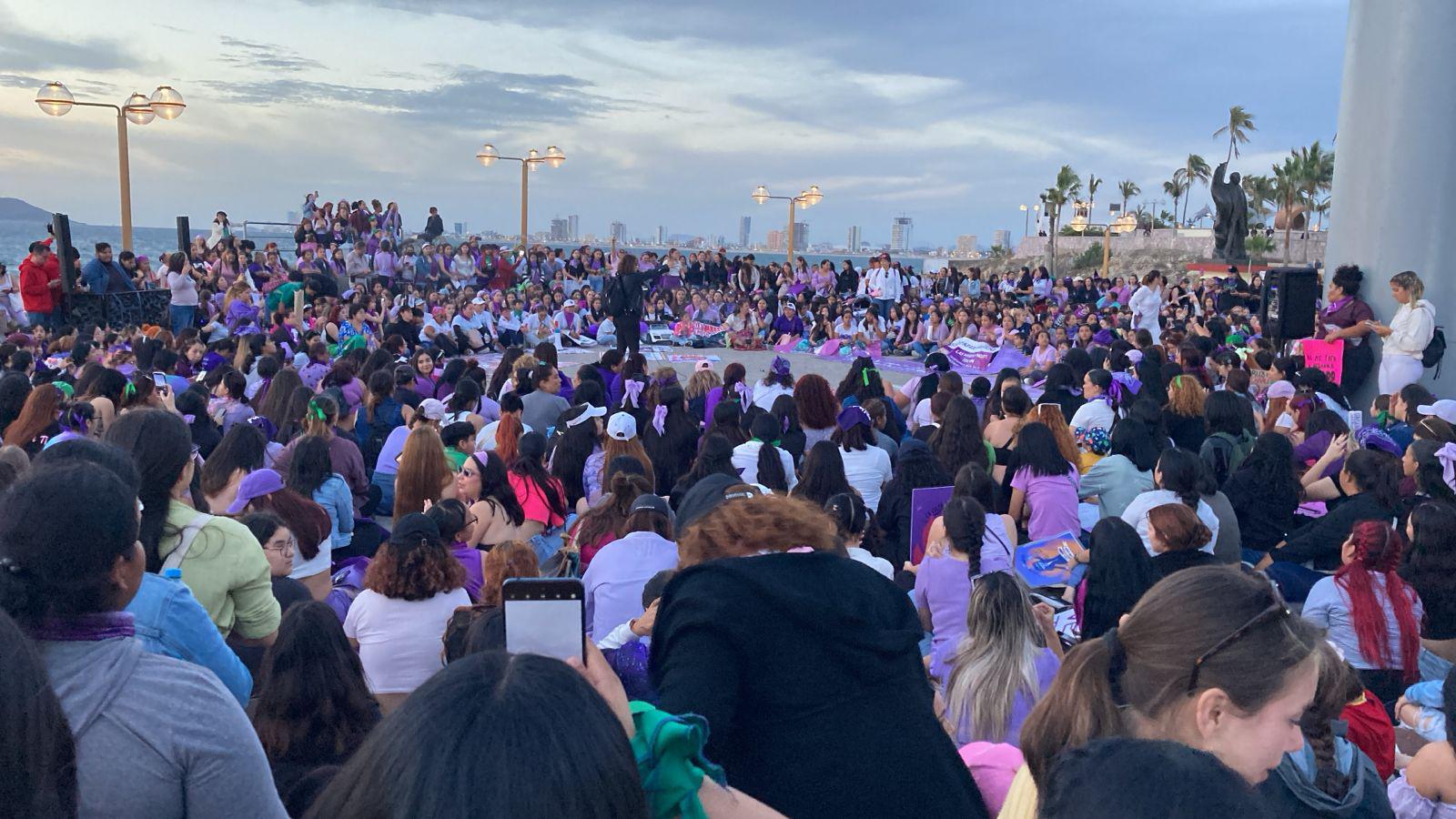 $!‘Mujer escucha, esta es tu lucha’; inicia la Marcha 8M por el malecón de Mazatlán