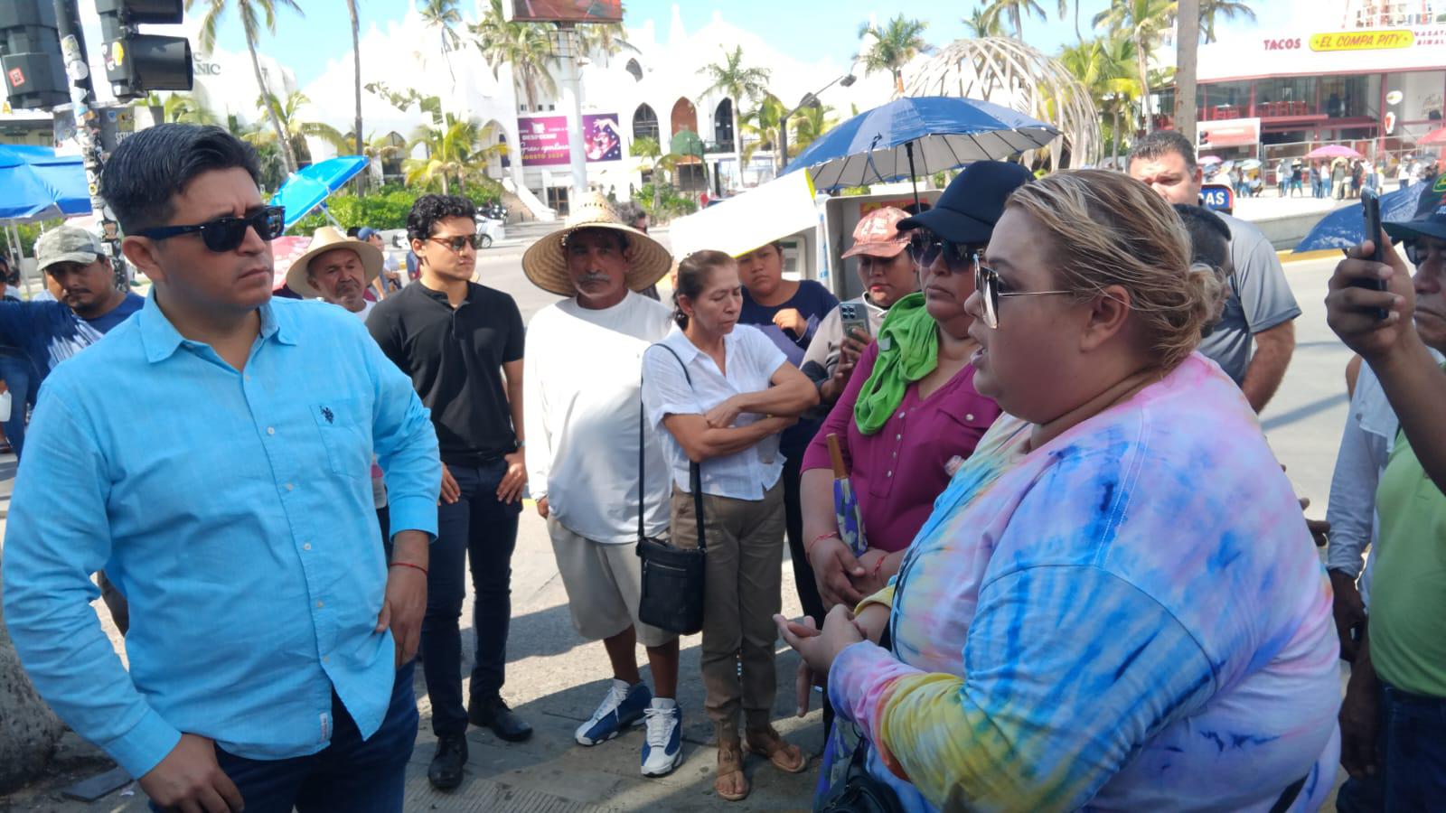 $!Vendedores de playa se manifiestan contra criterio de permisos de Semarnat