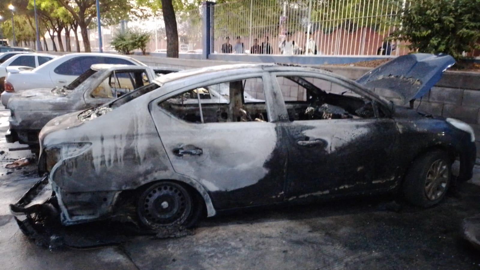 $!Se incendian vehículos en estacionamiento de una universidad en Culiacán