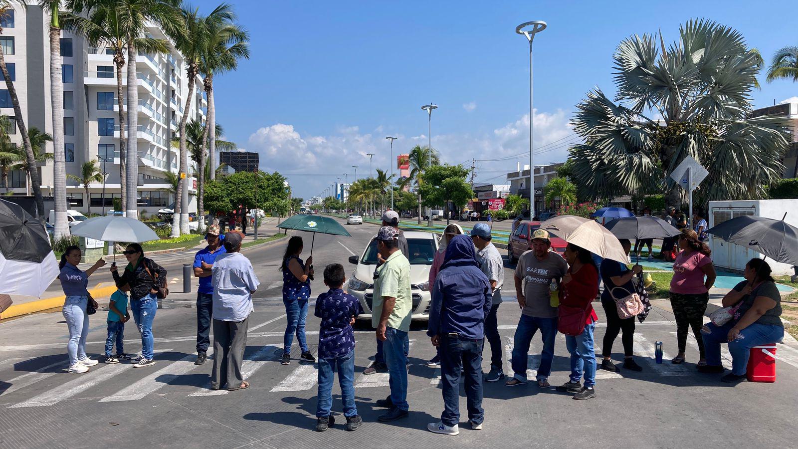 $!Bloquean desplazados por la violencia glorieta entre Rafael Buelna y Camarón Sábalo en exigencia de escrituras