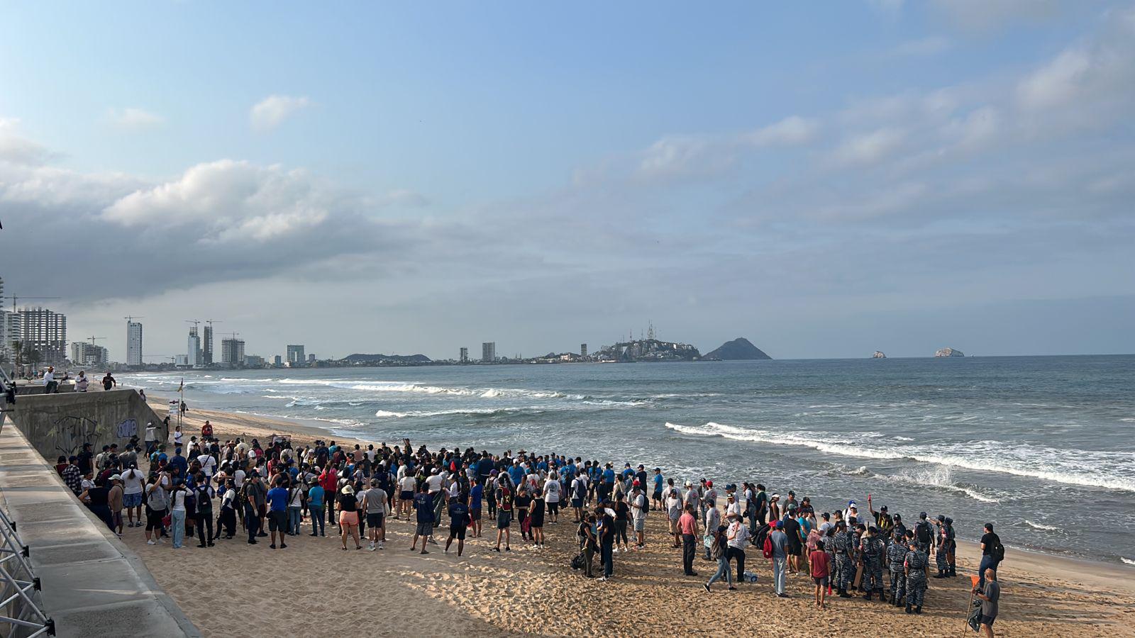 $!Limpian las playas de Mazatlán y sacan cerca de una tonelada de basura, entre ellos 200 kilos bajo el mar