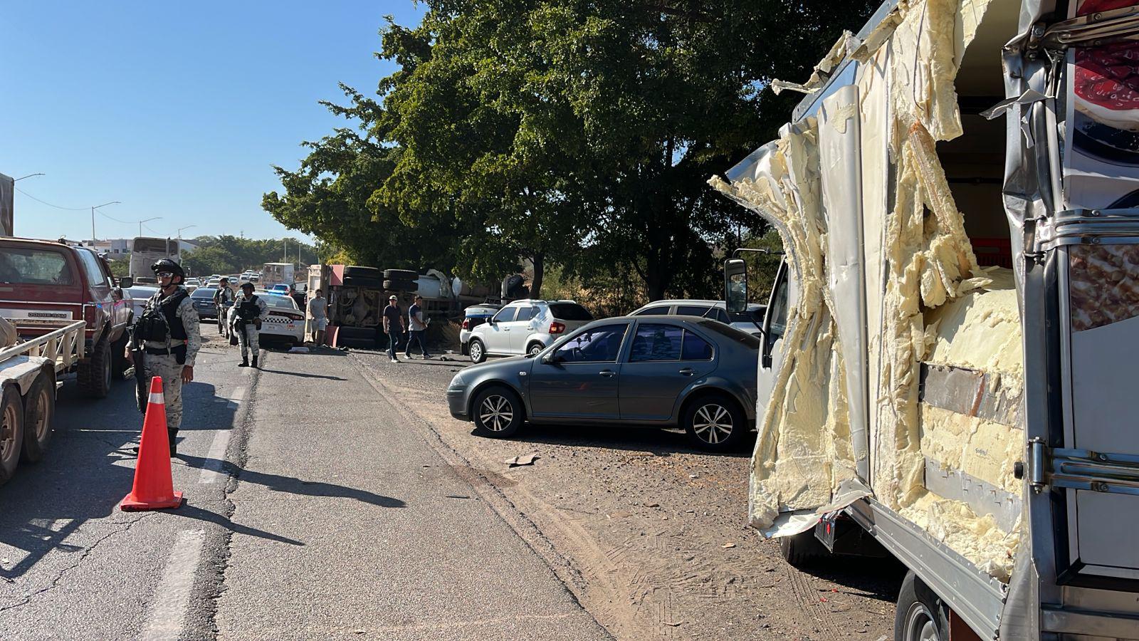 $!Choque tipo carambola afecta a ocho vehículos en La Costerita