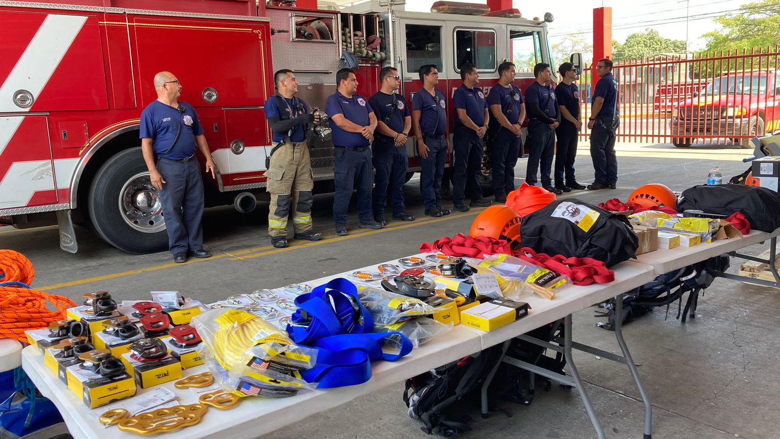 $!Entregan equipo de rescate y compresor por $2 millones al Cuerpo de Bomberos de Mazatlán