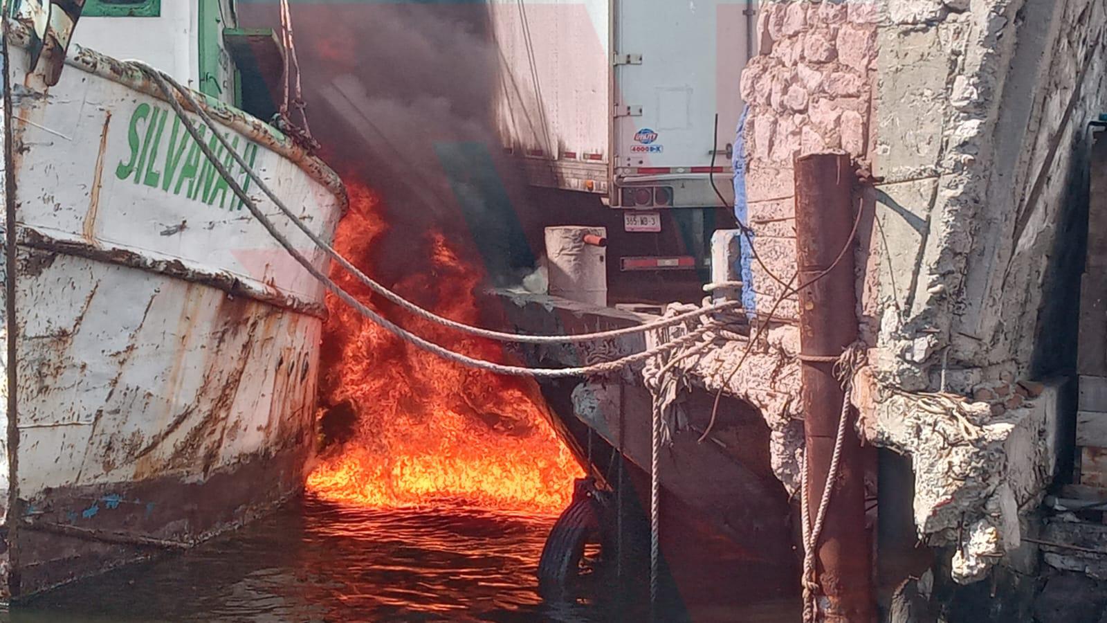 $!Consume fuego cuatro barcos camaroneros y la caja de un tráiler, en el parque Bonfil