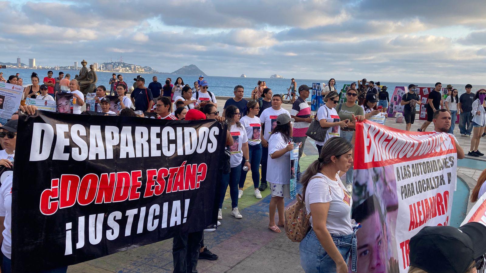 $!Mientras AMLO, Claudia y Rocha van a Rosario; en Mazatlán familias claman por sus desaparecidos y bloquean en la zona turística