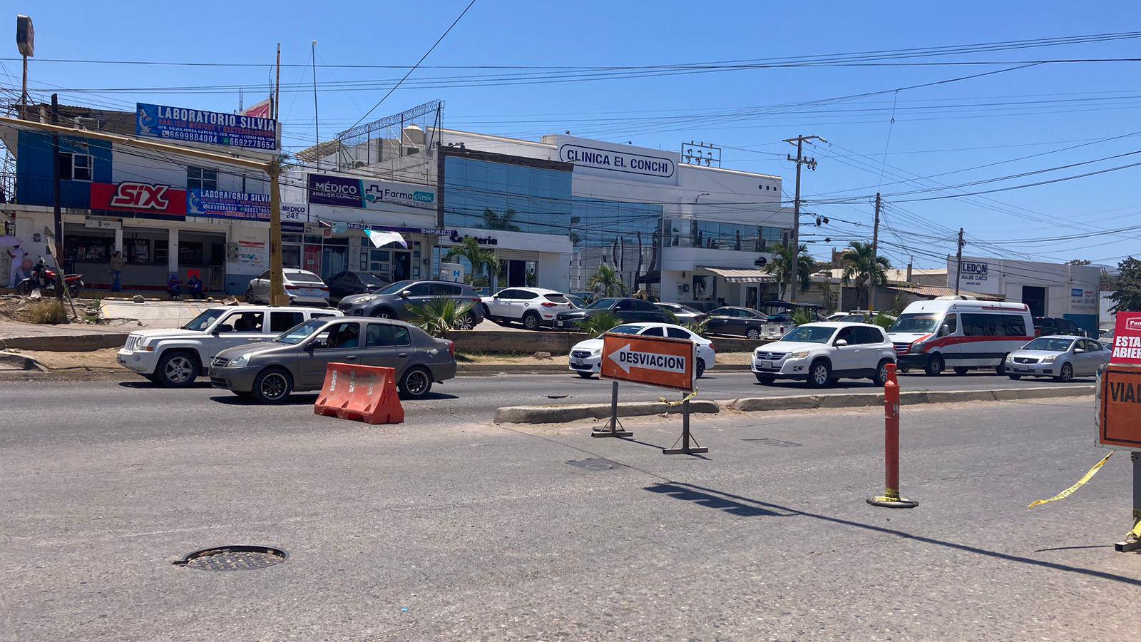 $!Continúan trabajos de rehabilitación de colector de aguas residuales y el tráfico en el sur de Mazatlán