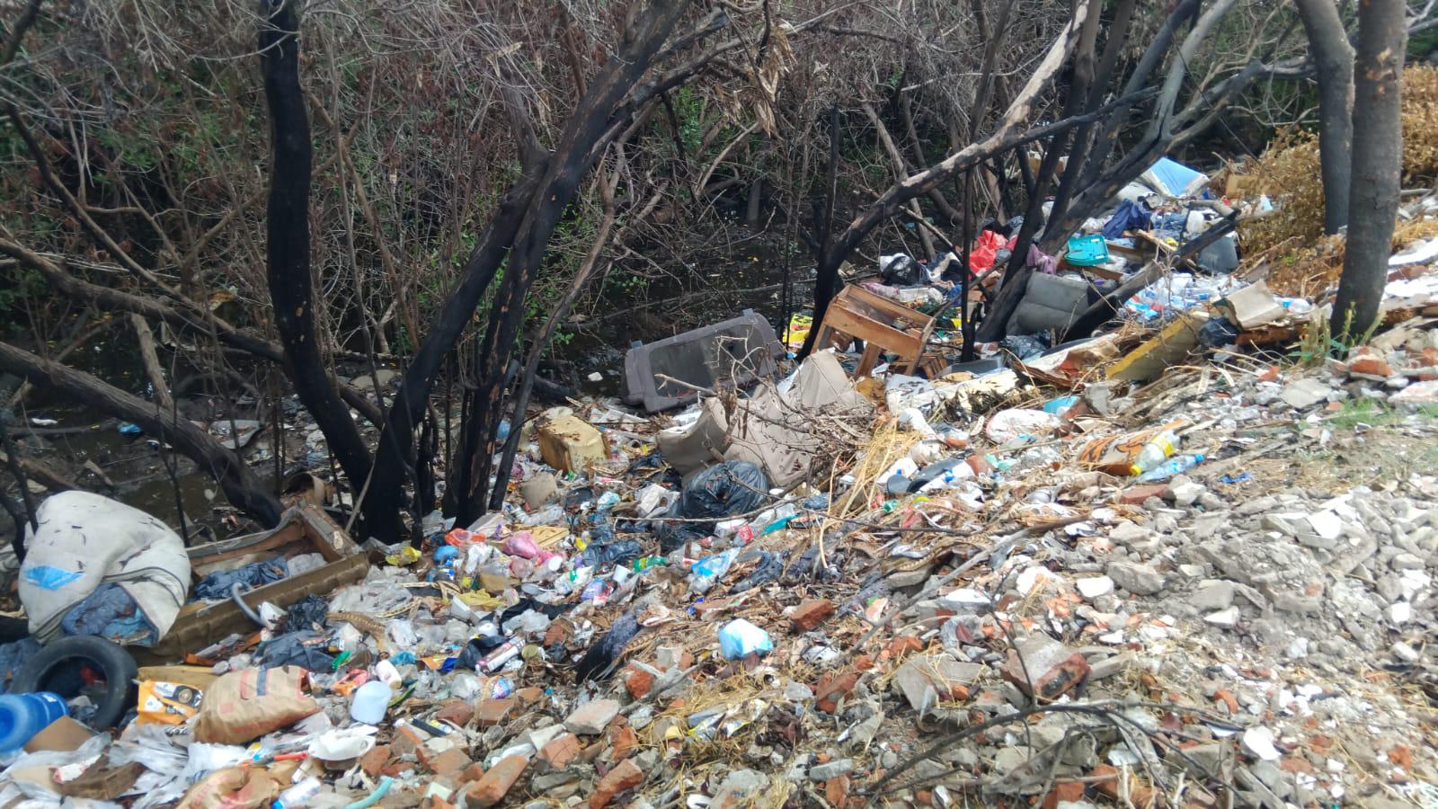 $!Montones de basura ‘inundan’ las orillas del Estero del Infiernillo