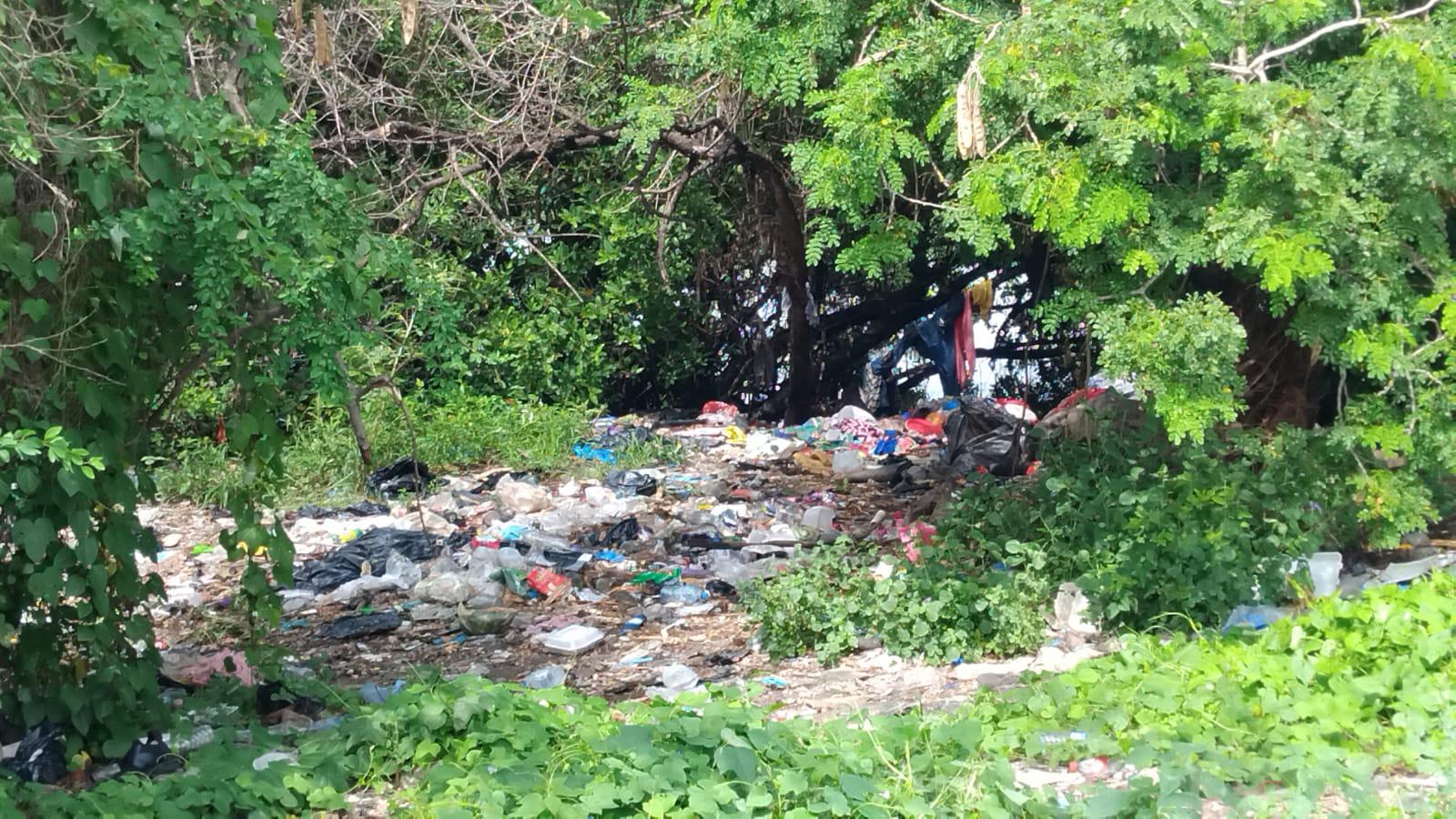 $!Montones de basura ‘inundan’ las orillas del Estero del Infiernillo