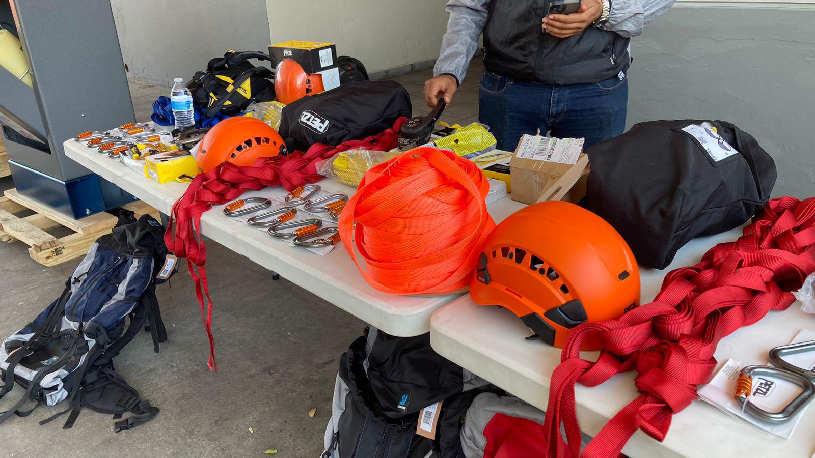 $!Entregan equipo de rescate y compresor por $2 millones al Cuerpo de Bomberos de Mazatlán