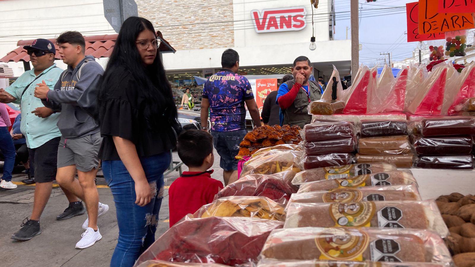 $!Dulces, piñatas, juguetes y suéteres, lo más buscando por los mazatlecos durante la Navidad