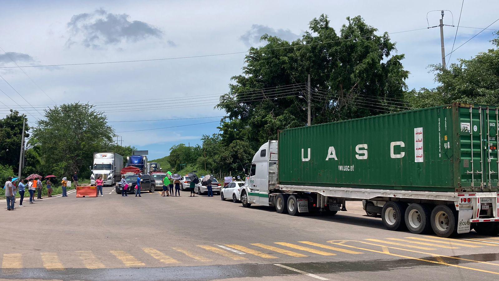 $!Tras dos horas de bloqueo, liberan la carretera Mazatlán-Culiacán, en El Puente de El Quelite