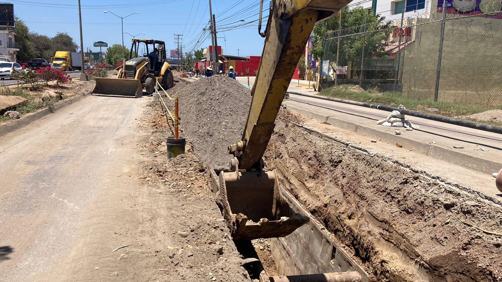 $!Continúan trabajos de rehabilitación de colector de aguas residuales y el tráfico en el sur de Mazatlán