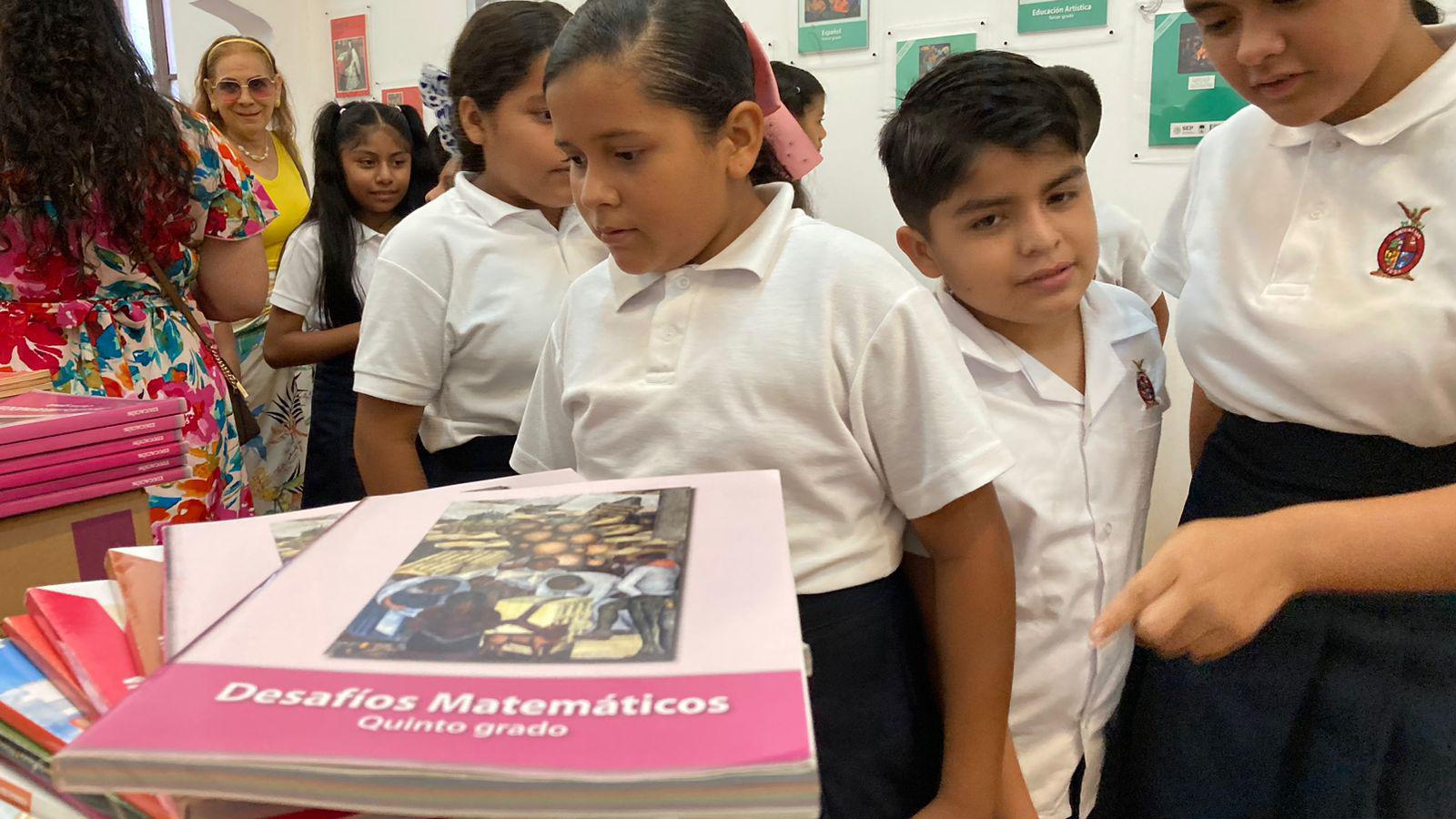 $!La exposición es un recorrido por las 12 generaciones de libros.