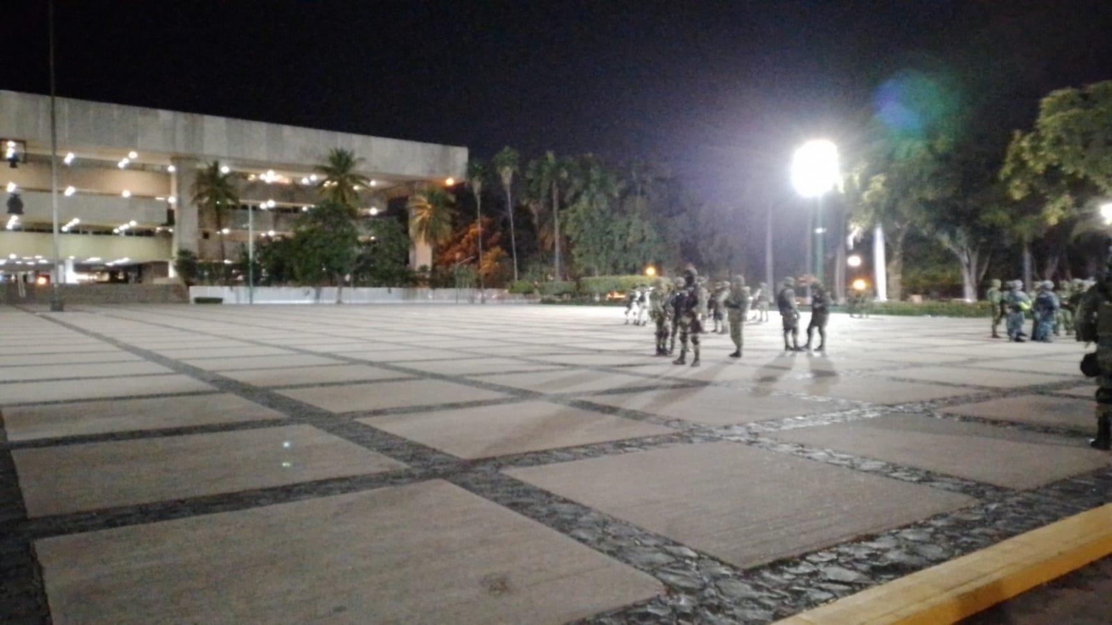 $!Aterrizan aeronaves militares en la explanada de Palacio de Gobierno en Culiacán