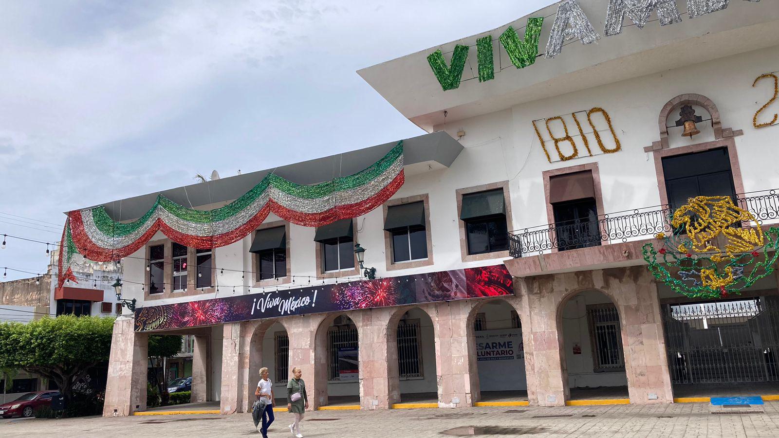 $!Centro de Mazatlán comienza a teñirse de colores patrios con la llegada de septiembre