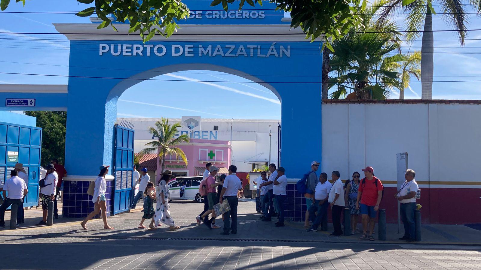 $!Pasajeros del crucero número 100 recorren lugares emblemáticos de Mazatlán