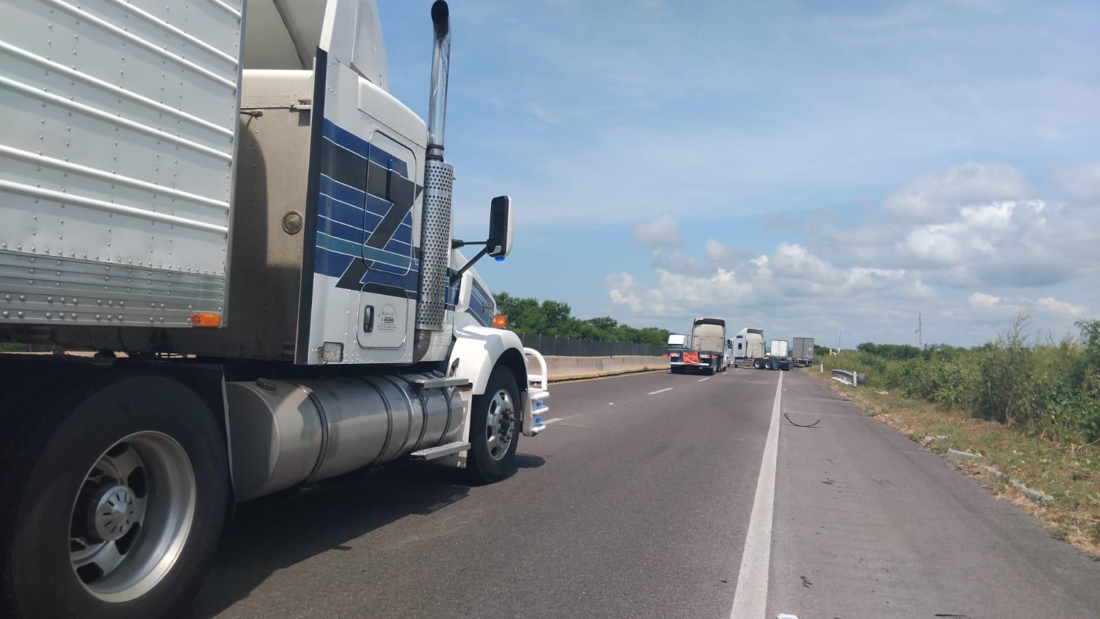 $!Camiones se quedaron varados en autopista, al norte de Mazatlán, pero ya avanzan