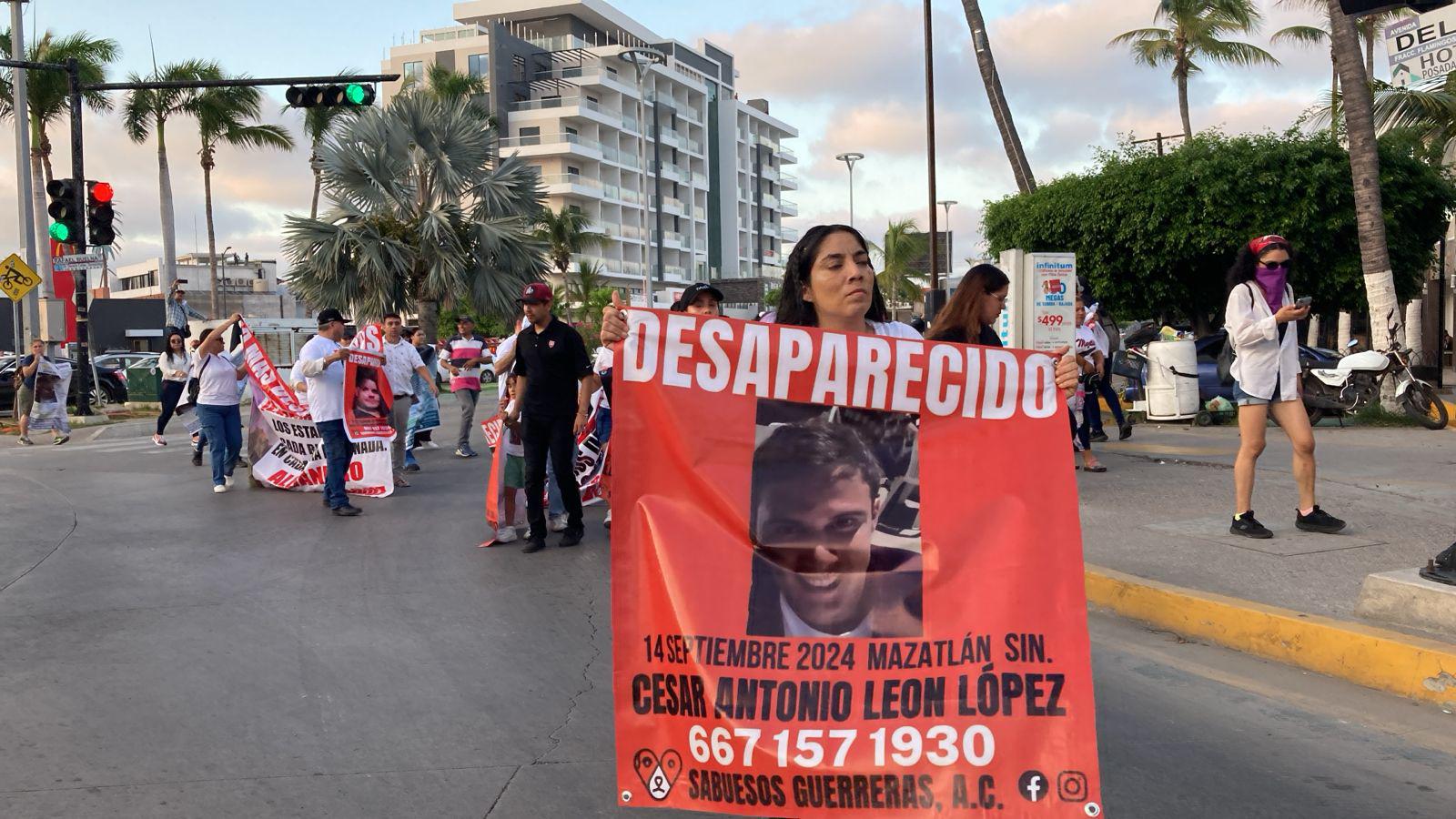 $!Mientras AMLO, Claudia y Rocha van a Rosario; en Mazatlán familias claman por sus desaparecidos y bloquean en la zona turística