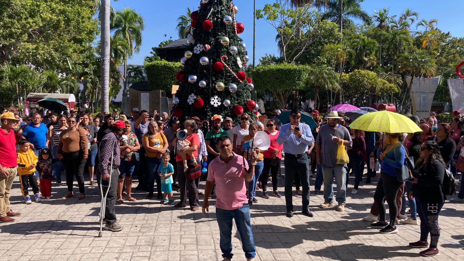 $!Atiende Alcaldesa de Mazatlán a desplazados que bloquean calles del Centro