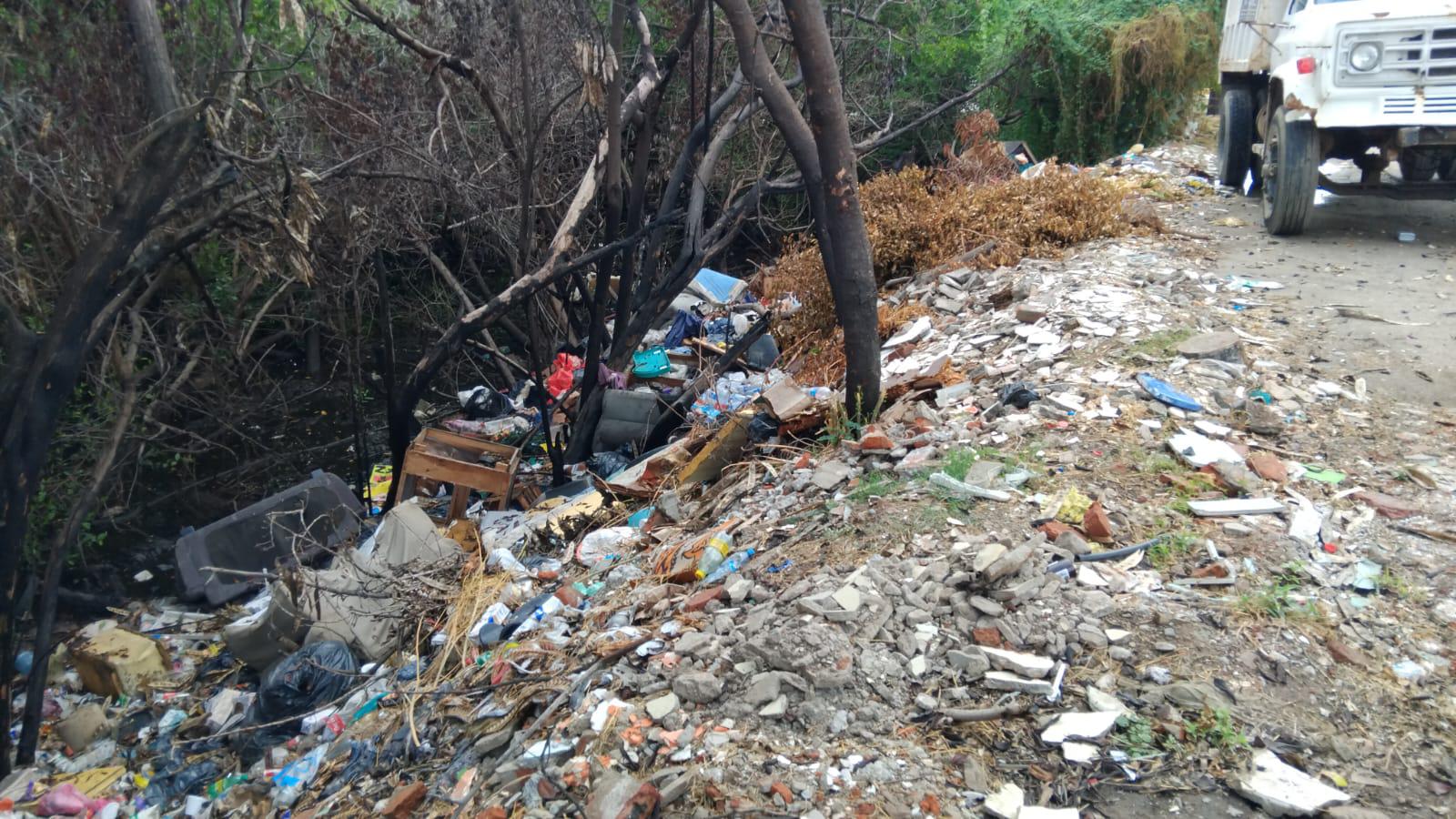 $!Montones de basura ‘inundan’ las orillas del Estero del Infiernillo