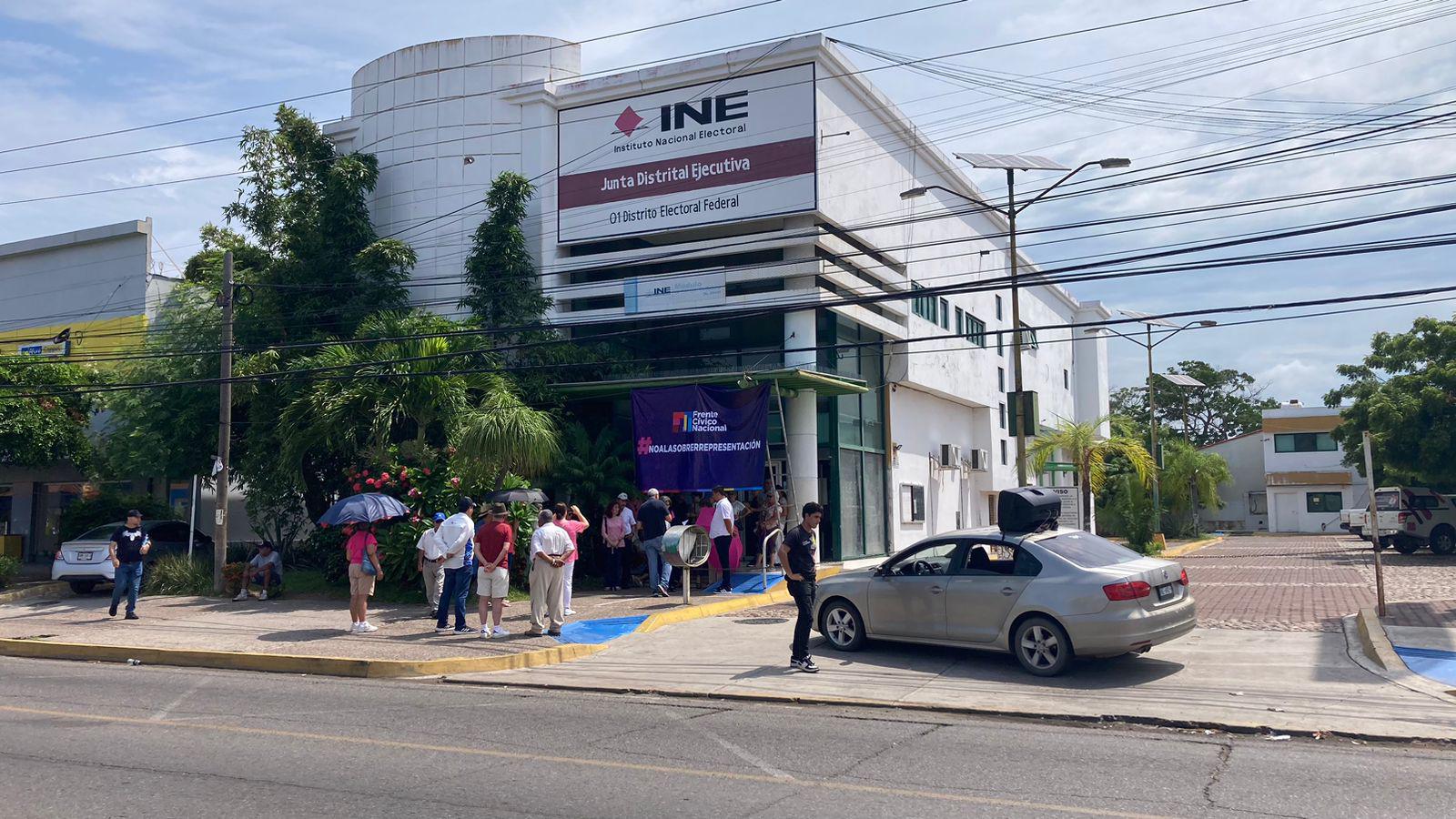 $!Se manifiesta Frente Cívico Nacional en contra de la sobrerrepresentación de Morena en el Congreso