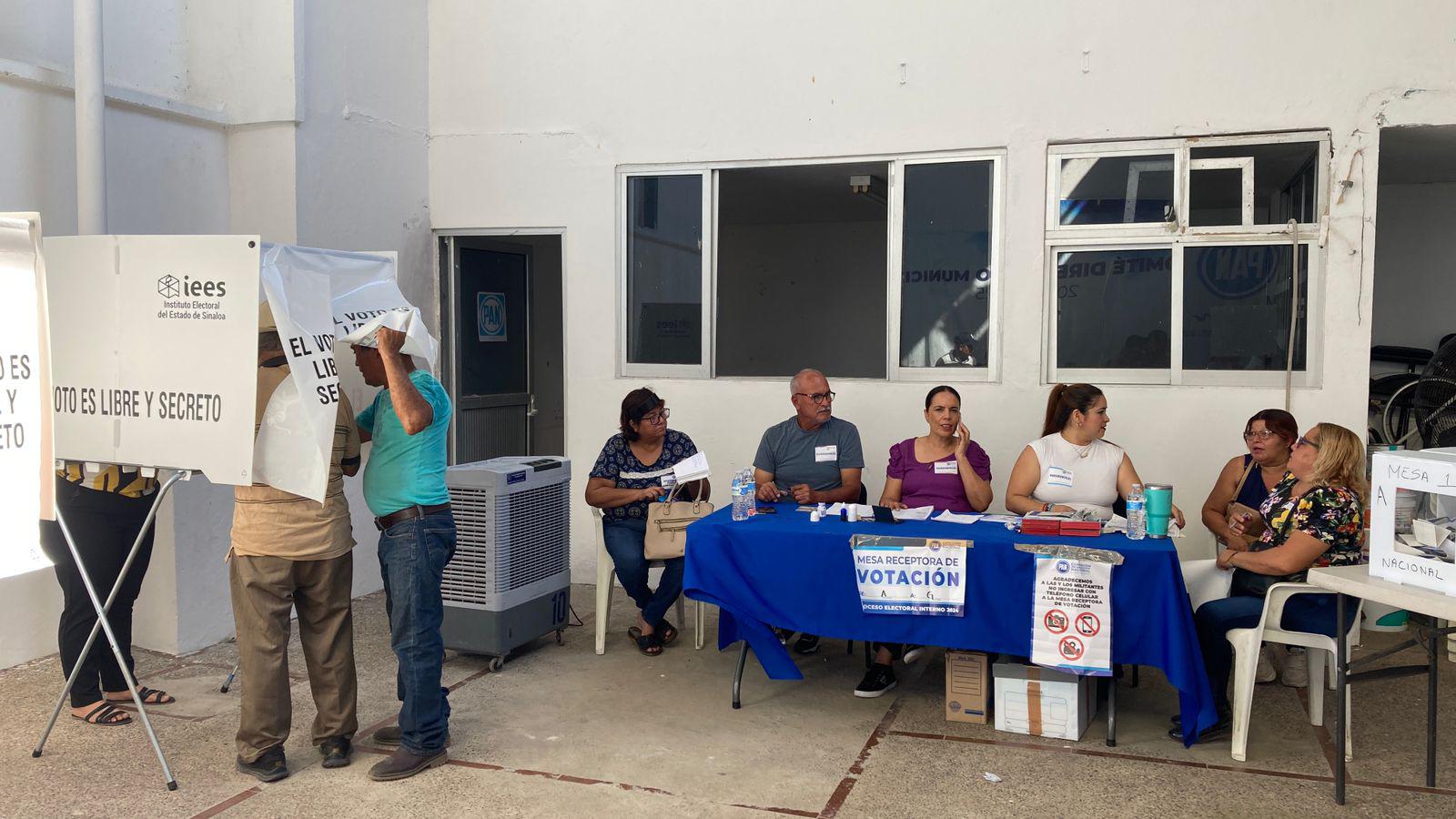 $!Militantes del PAN en Mazatlán acuden a votar en elecciones internas