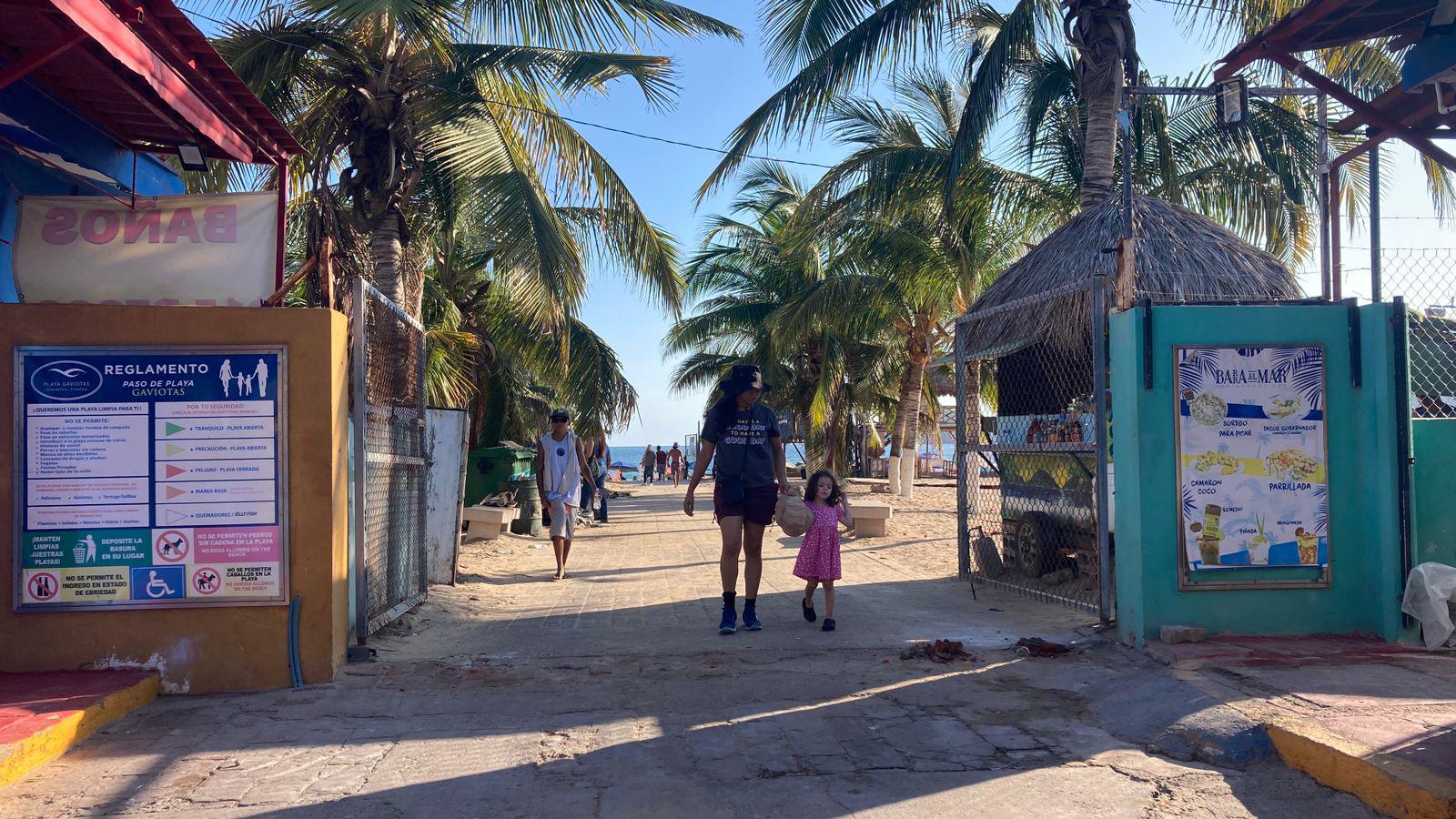 $!Manifestantes reabren acceso a playa de Mazatlán cerrado por la iniciativa privada