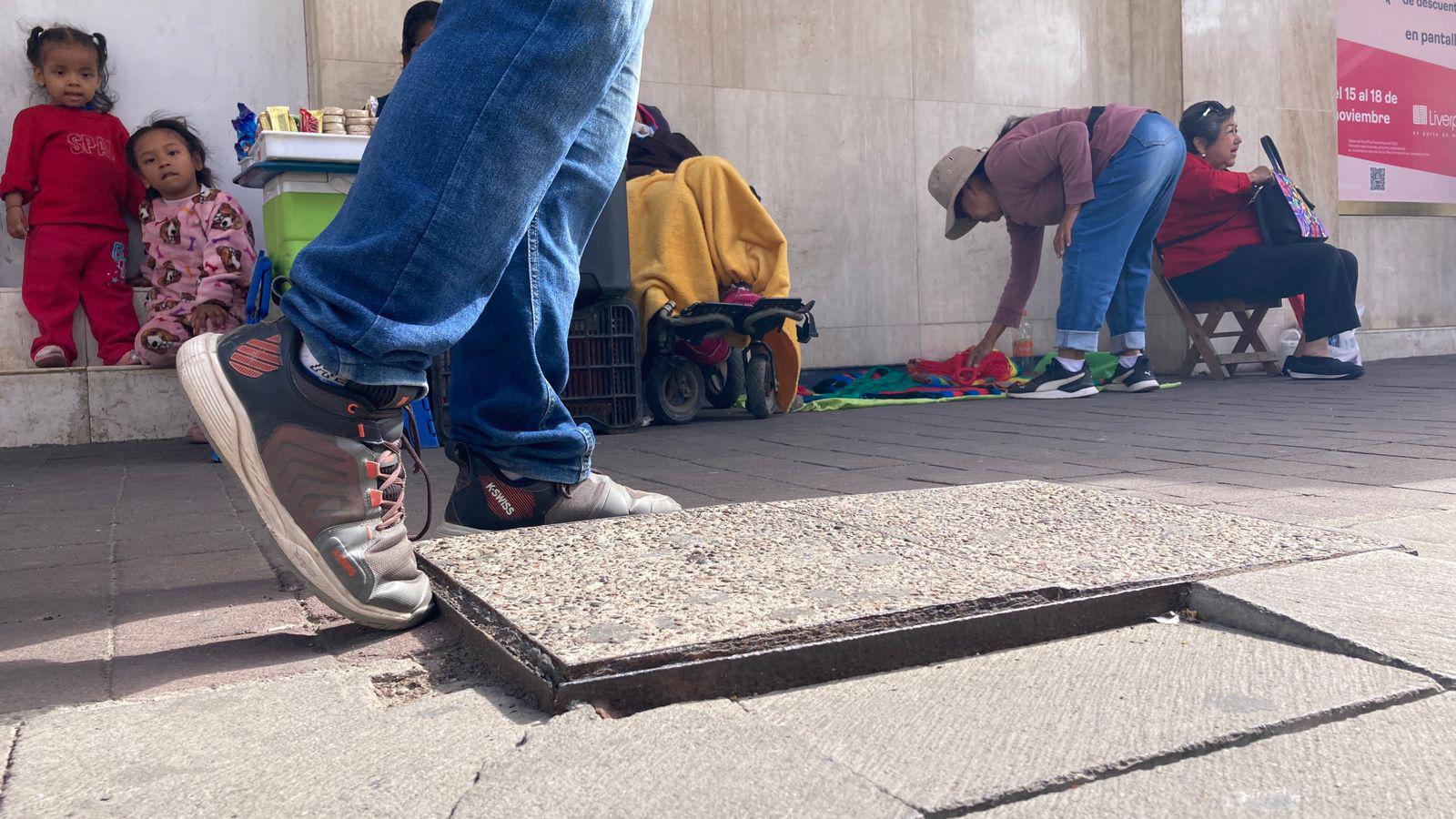 $!Reportan tapa de registro levantada en la banqueta frente a Catedral de Mazatlán