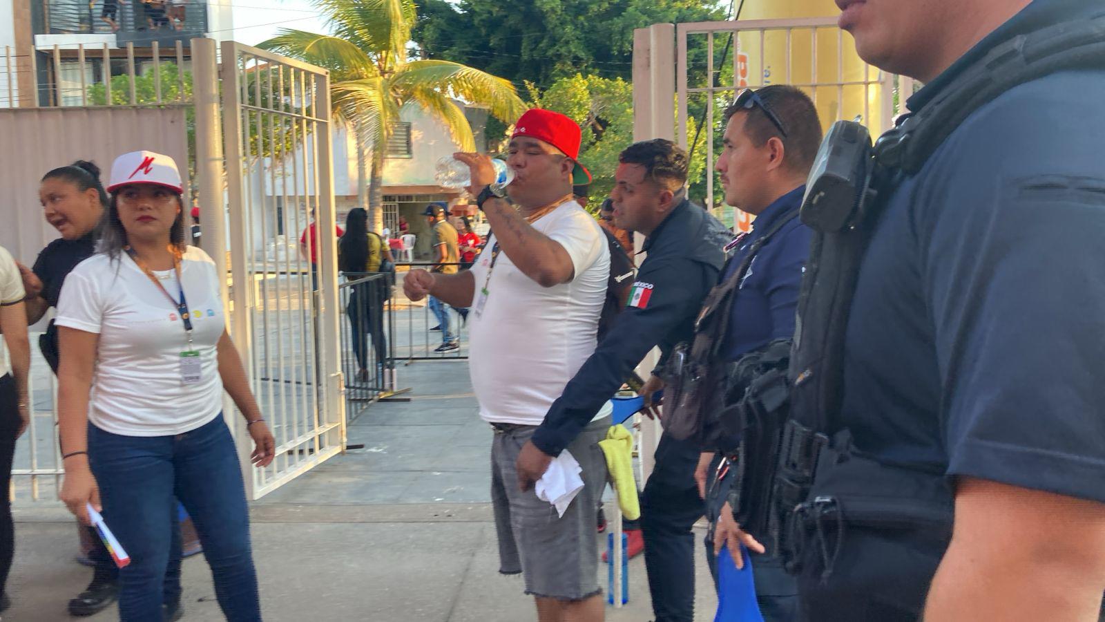 $!Cientos de aficionados comienzan a ingresar al Estadio Teodoro Mariscal