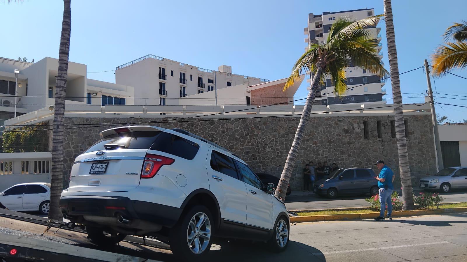 $!Choca camioneta con palmera en el Paseo Claussen, en Mazatlán