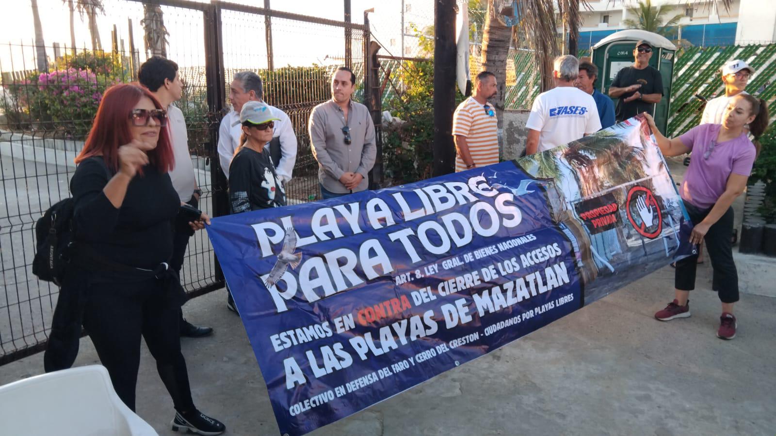 $!Surfistas, comerciantes y colectivos protestan contra bloqueo a accesos de playa en Mazatlán