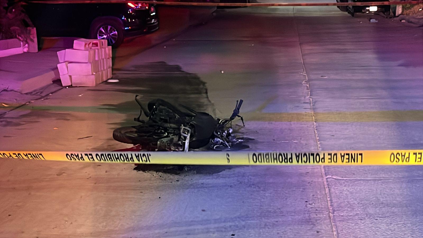 $!Hallan motocicleta quemada en Lázaro Cárdenas tras reporte de balacera, en Culiacán