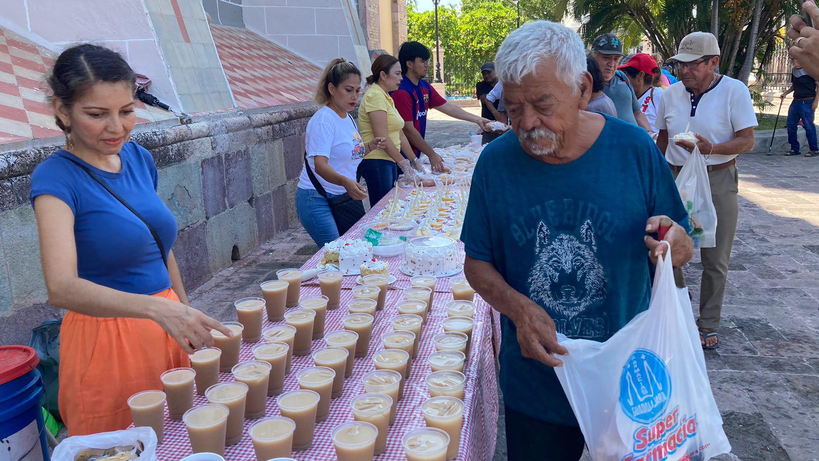 $!Ayuda comedor comunitario en Catedral de Mazatlán a personas sin hogar desde 4 años