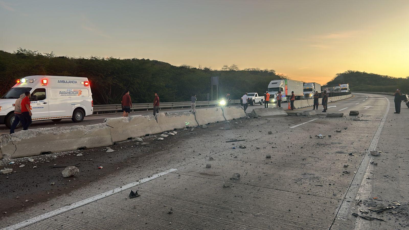 $!Cierre en la Mazatlán-Culiacán es por reacomodo de muros de concreto dañados tras percance: Seguridad Pública