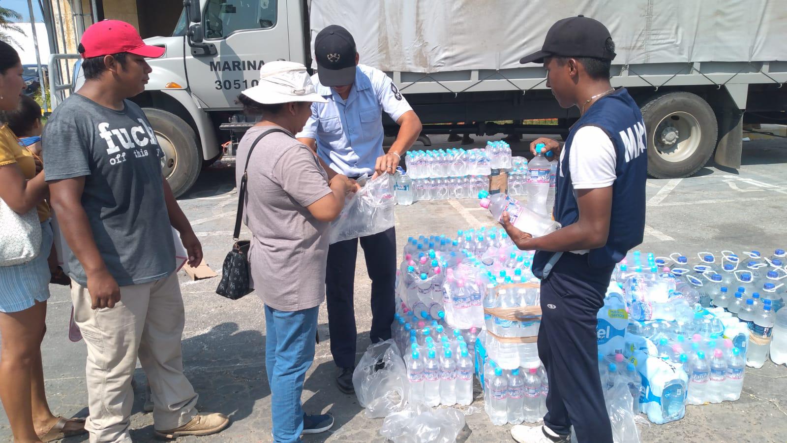 $!Desembarcan Buques Logísticos ARM ayuda humanitaria y combustible en Acapulco, Guerrero