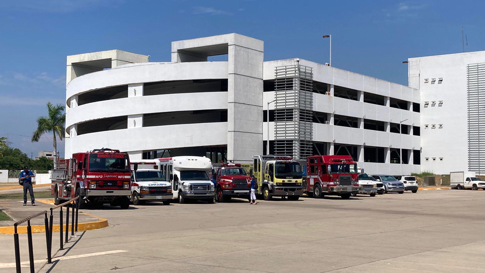 $!Bomberos Veteranos de Mazatlán reciben de manera simbólico donativo de camiones por parte de Rotarios de Canadá