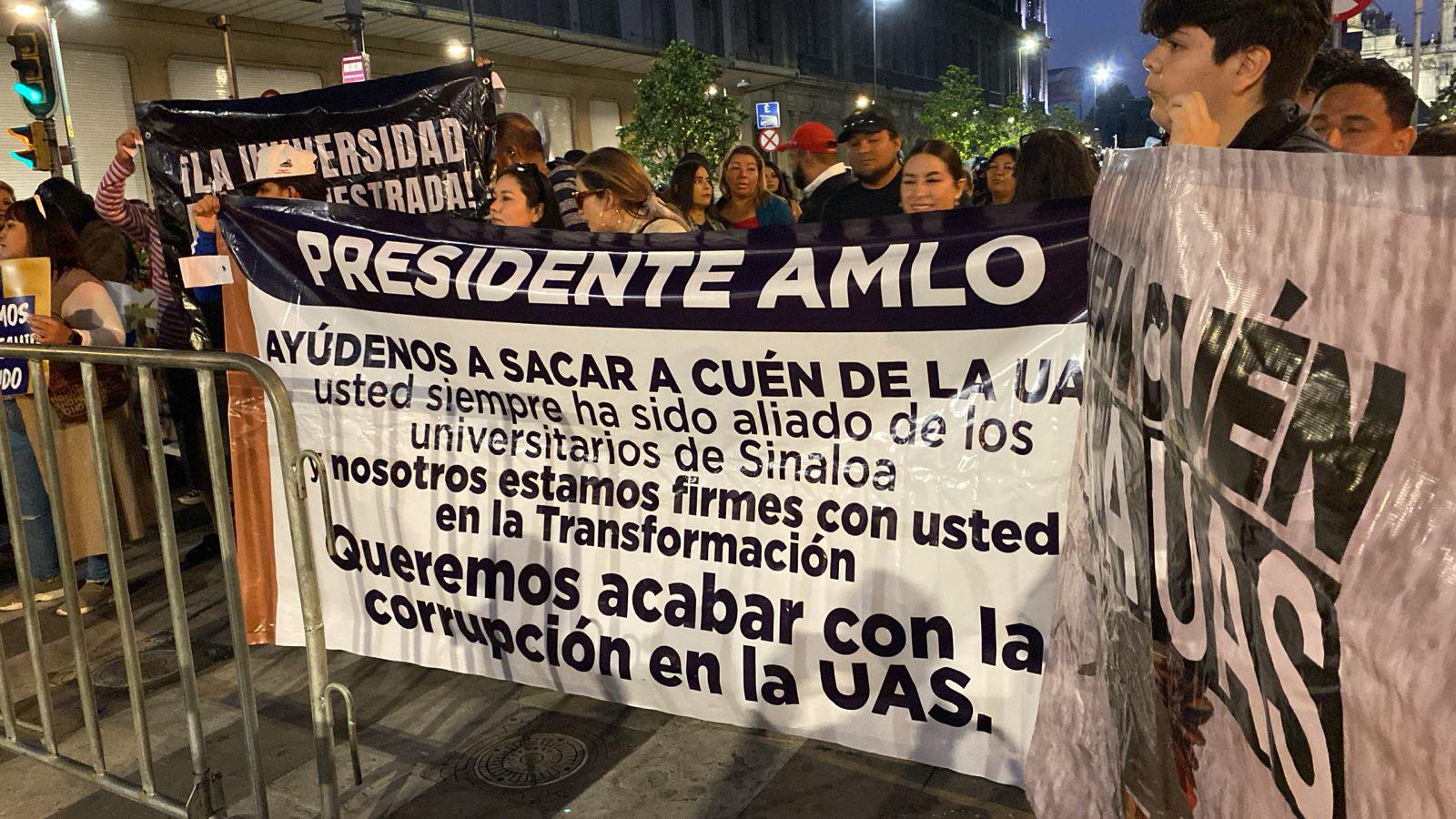 $!‘Queremos acabar con la corrupción en la UAS’, dicen críticos de la Universidad en el Zócalo de la CDMX