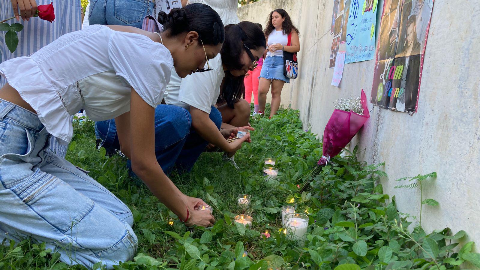 $!Diversas ofrendas colocan admiradoras del cantante.