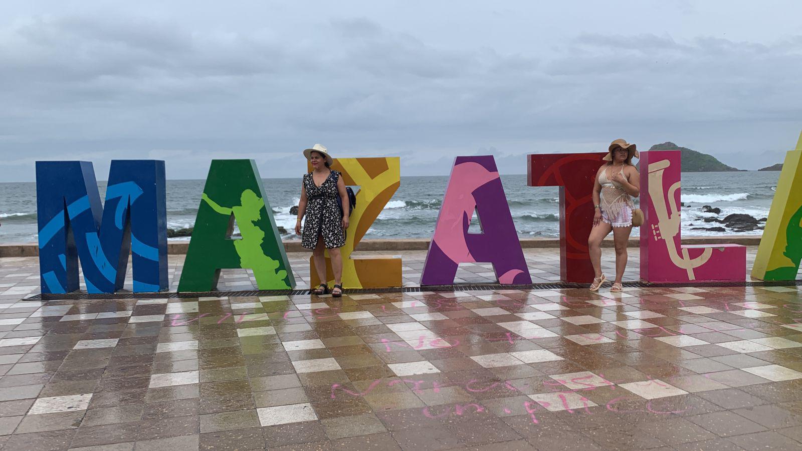 $!Retiran fichas de desaparecidos y pintas del Monumento a la Familia y las Letras de Mazatlán