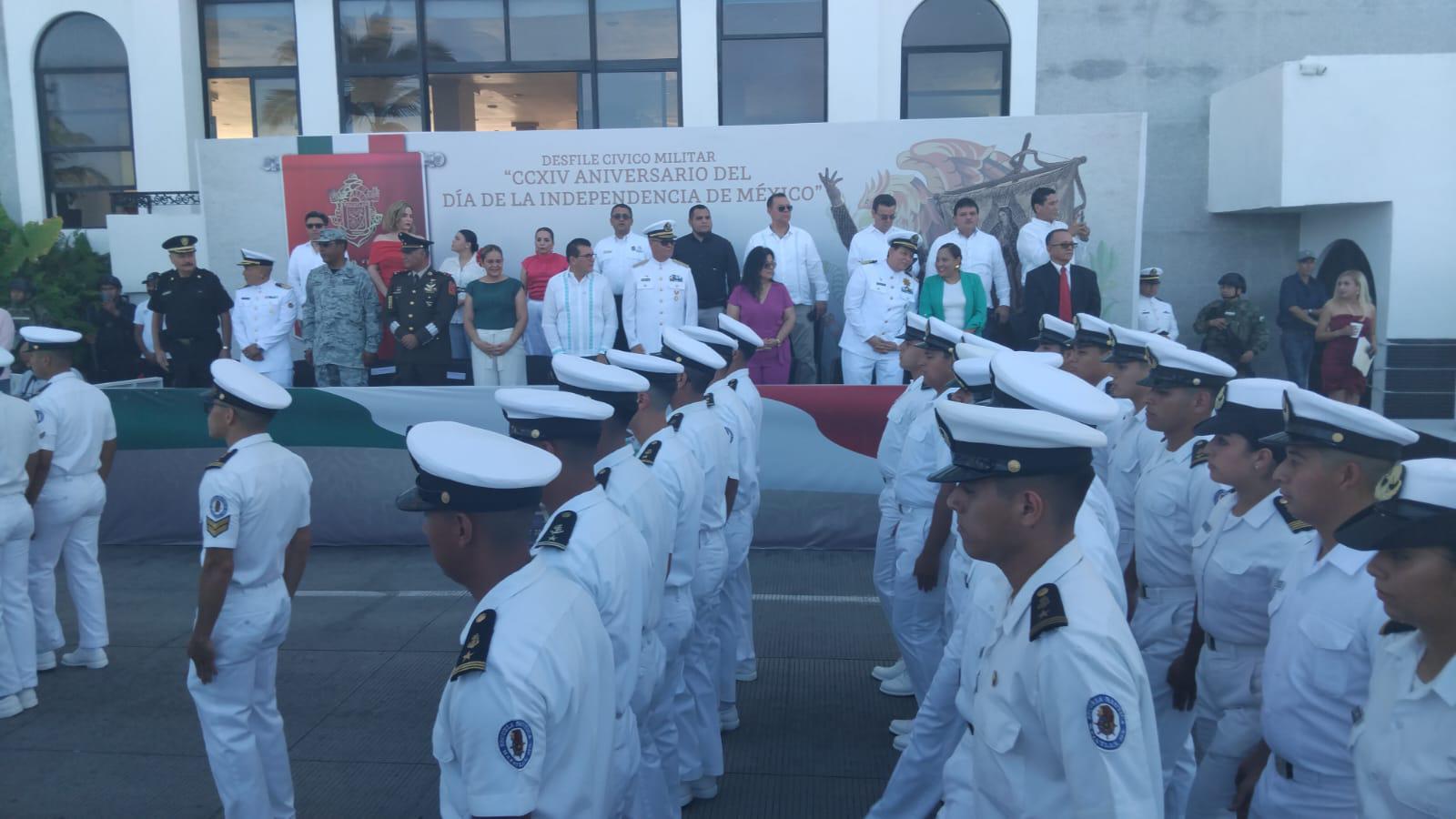 $!Alumnos de las diferentes escuelas de la localidad participaron en el desfile.