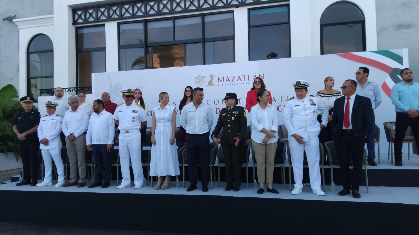 $!Desfilan sobre el malecón de Mazatlán en aniversario de la Revolución Mexicana