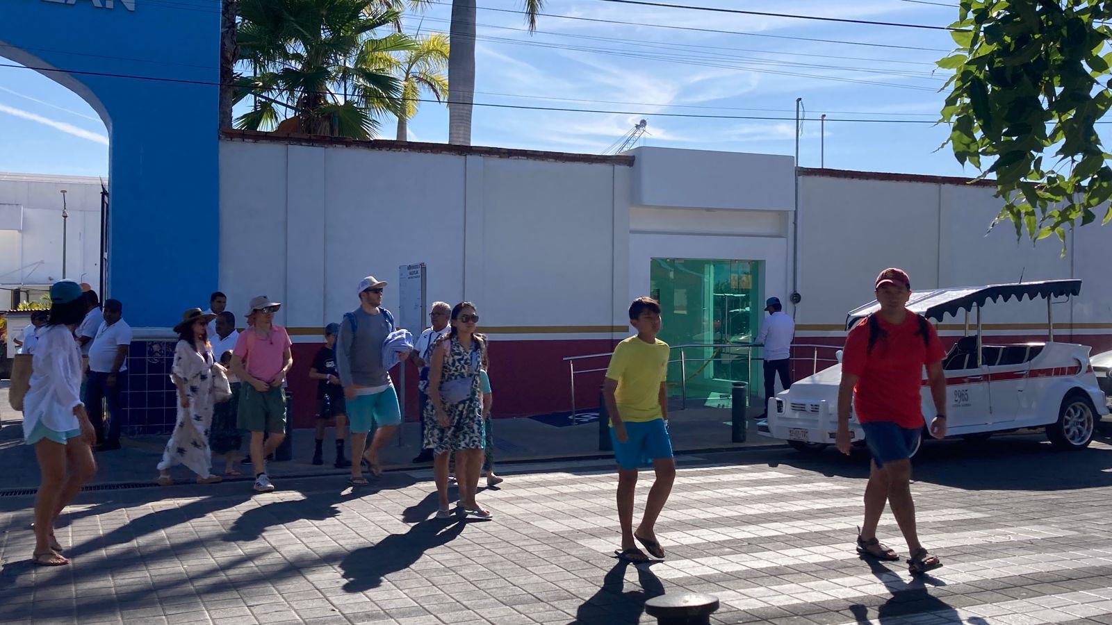 $!Pasajeros del crucero número 100 recorren lugares emblemáticos de Mazatlán