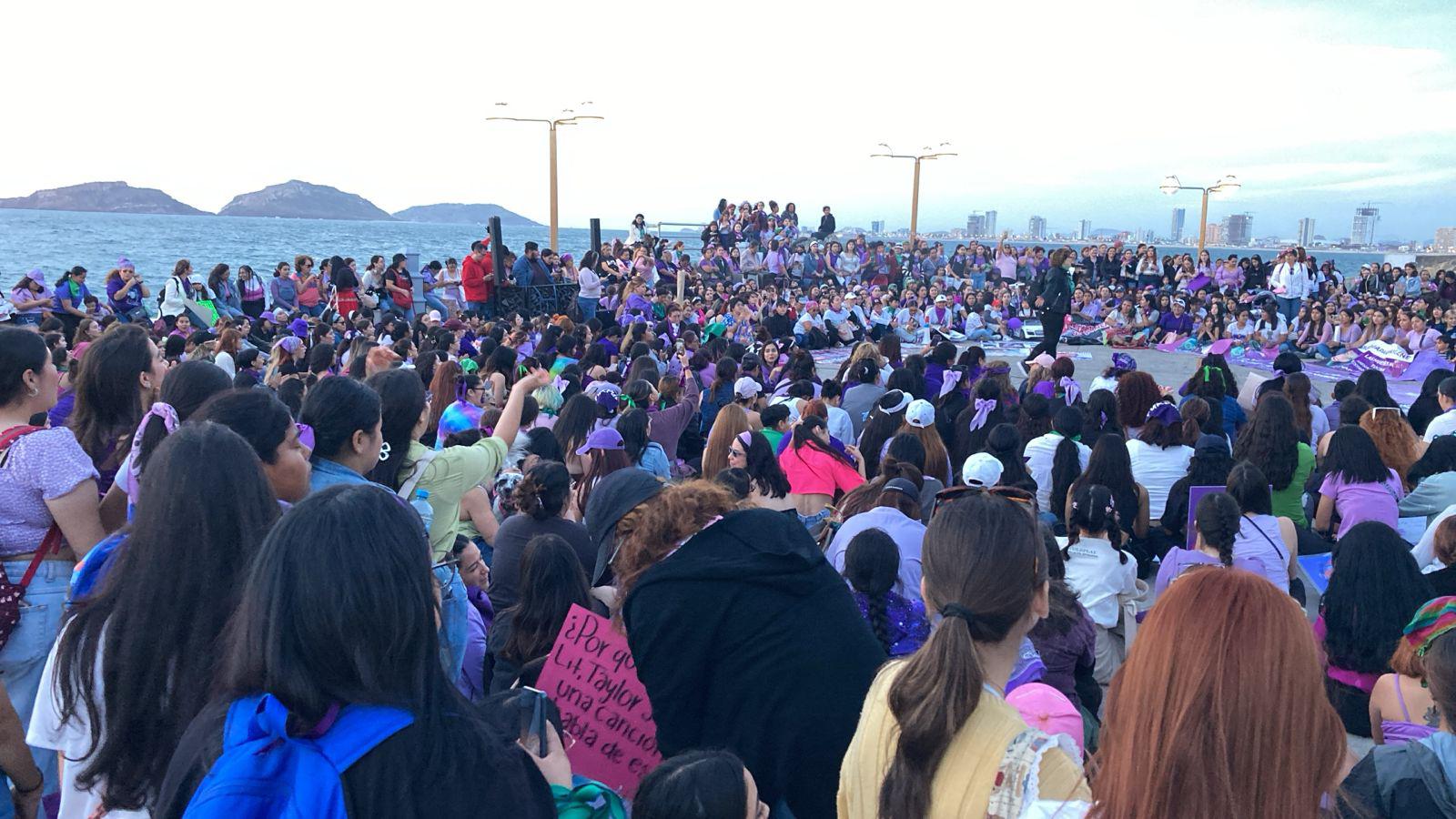 $!‘Mujer escucha, esta es tu lucha’; inicia la Marcha 8M por el malecón de Mazatlán