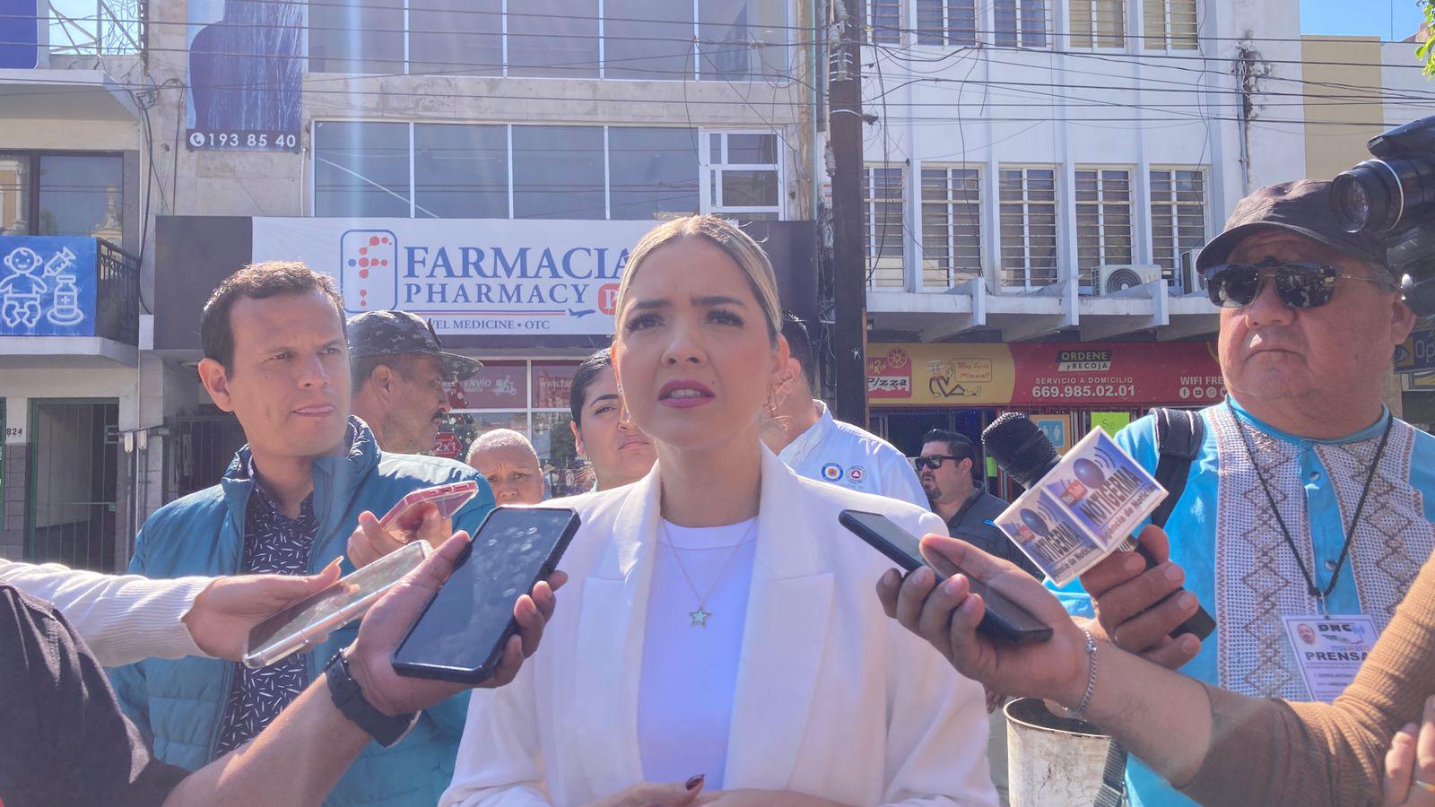 $!Atiende Alcaldesa de Mazatlán a desplazados que bloquean calles del Centro