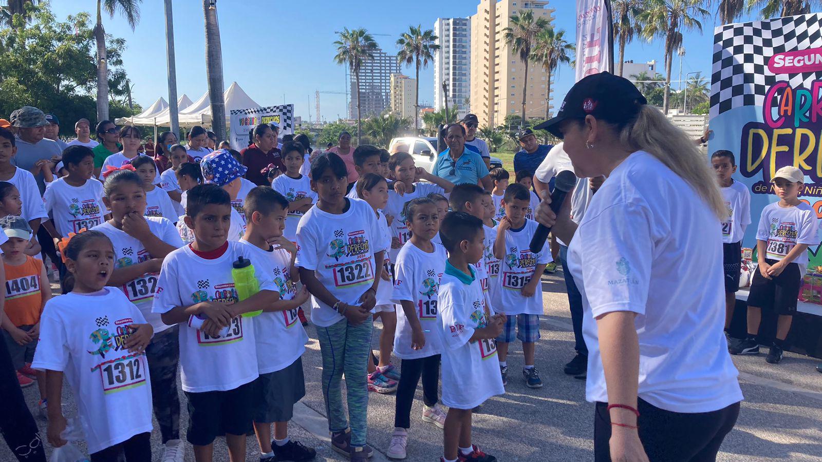 $!Niñas, niños y adolescentes compiten en la Segunda Gran Carrera por los Derechos en Mazatlán