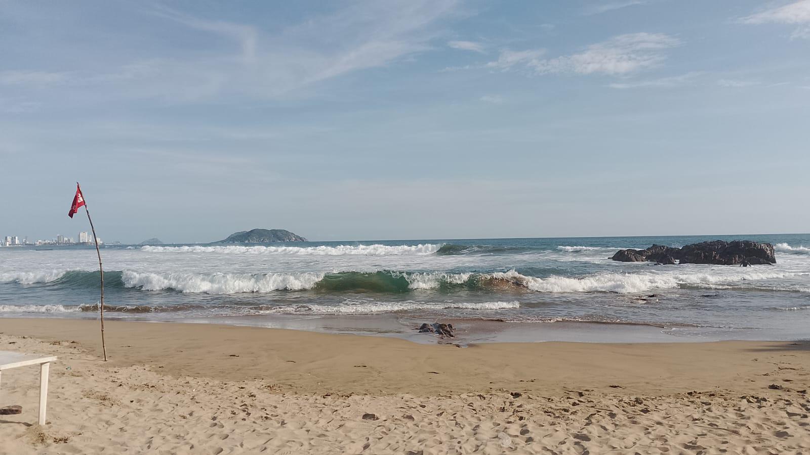 $!Adulto mayor fallece tras ser atrapado por la corriente en Playa Brujas, en Mazatlán