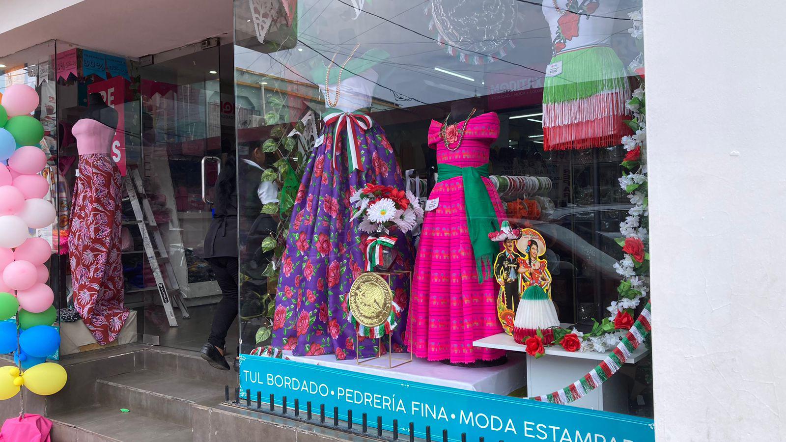 $!Centro de Mazatlán comienza a teñirse de colores patrios con la llegada de septiembre